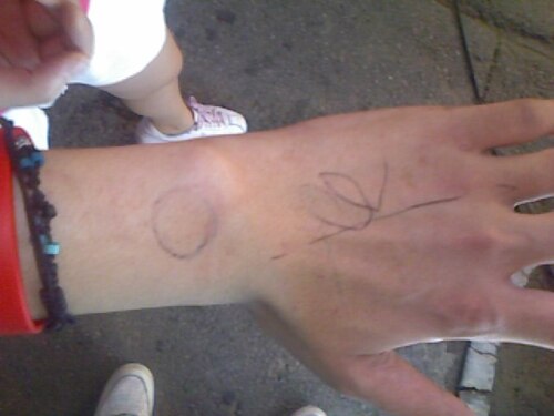 그녀에게 최고급 반지를 주었습니다. 반지 대신 싸인