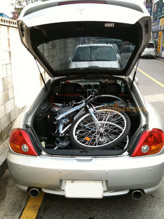 트렁크를 가득채운 자전거